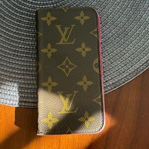 Louis Vuitton Monogram Brown and Gold Phone Case
Great for repurposing  ♻️